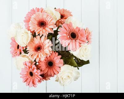 Rosa Gerbera Daisy Blumen und weiße Rosen Stockfoto