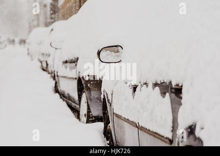 Autos, die nach einem schweren Schneesturm In Bukarest Stadt mit frischen weißen Schnee bedeckt Stockfoto