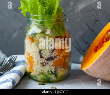 Gesunder Salat mit Kürbis, Couscous und Tofu in einem Glas. Liebe für eine gesunde vegane Ernährung Konzept Stockfoto