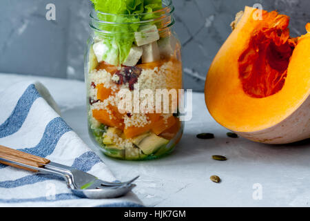 Gesunder Salat mit Kürbis, Couscous und Tofu in einem Glas. Liebe für eine gesunde vegane Ernährung Konzept Stockfoto