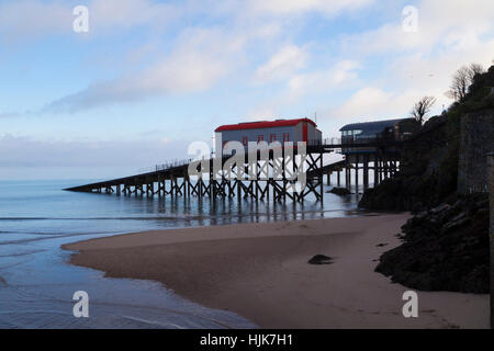 Altes und neues Rettungsboot Häuser In Tenby Wales, UK. Stockfoto