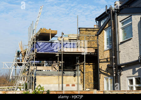 Gerüste, ein zwei neue Dachgaube / Dachgauben / Dormas / Wohnheim auf dem Dach / Dächer des viktorianischen Reihenhaus Haus / Häuser. UK Stockfoto