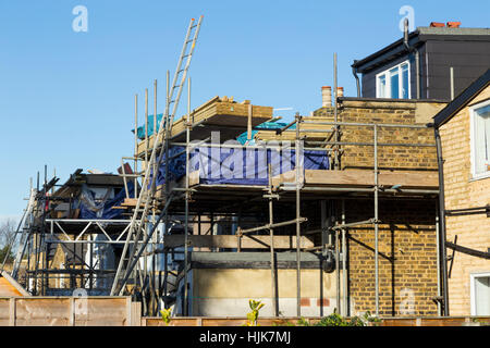 Gerüste, ein zwei neue Dachgaube / Dachgauben / Dormas / Wohnheim auf dem Dach / Dächer des viktorianischen Reihenhaus Haus / Häuser. UK Stockfoto