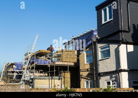 Gerüste, ein zwei neue Dachgaube / Dachgauben / Dormas / Wohnheim auf dem Dach / Dächer des viktorianischen Reihenhaus Haus / Häuser. UK Stockfoto