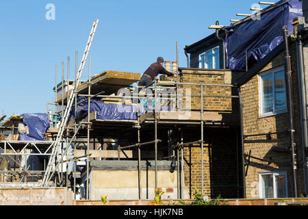 Gerüste, ein zwei neue Dachgaube / Dachgauben / Dormas / Wohnheim auf dem Dach / Dächer des viktorianischen Reihenhaus Haus / Häuser. UK Stockfoto