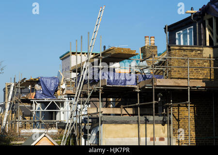 Gerüste, ein zwei neue Dachgaube / Dachgauben / Dormas / Wohnheim auf dem Dach / Dächer des viktorianischen Reihenhaus Haus / Häuser. UK Stockfoto