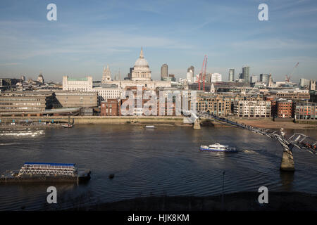 Straßenszenen rund um St. Pauls Kathedrale und Millennium Bridge, die Themse in London, England, am 20. Januar 2017. Stockfoto