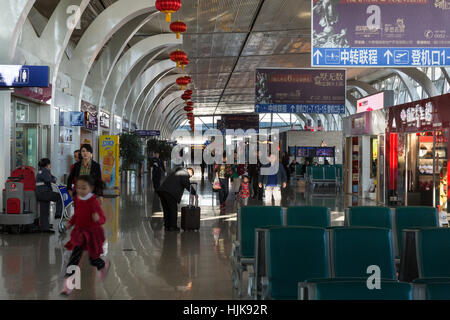 Passagiere in Abflughalle am Flughafen Yinchuan Hedong Provinz Ningxia, China Stockfoto