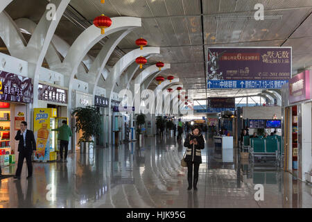 Passagiere in Abflughalle am Flughafen Yinchuan Hedong Provinz Ningxia, China Stockfoto