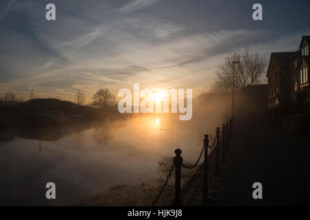 Morgendämmerung auf dem Fluß Lea, London Stockfoto