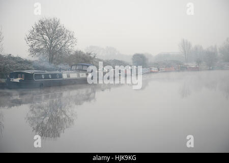 Morgendämmerung auf dem Fluss Lea in Hackney, London, an einem kalten Wintermorgen Stockfoto