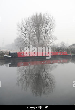 Morgendämmerung auf dem Fluss Lea in Hackney, London, an einem kalten Wintermorgen Stockfoto