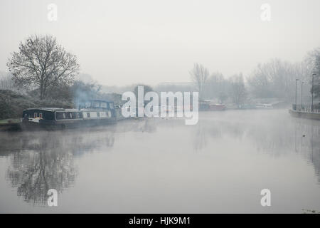 Morgendämmerung auf dem Fluss Lea in Hackney, London, an einem kalten Wintermorgen Stockfoto