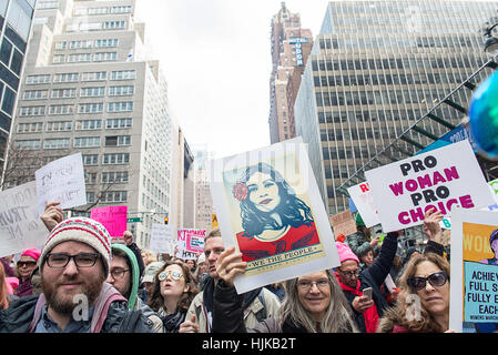 Demonstranten in der Frauen Marsch, der am 21. Januar 2017 in New York City stattfand. Stockfoto