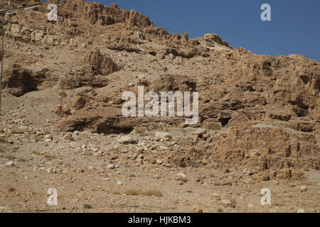 Qumran am Toten Meer, ein Loch rechts von der Mitte die Höhle 11, wo der Tempel Scroll und Teile von 24 anderen Schriftrollen gefunden wurden Stockfoto