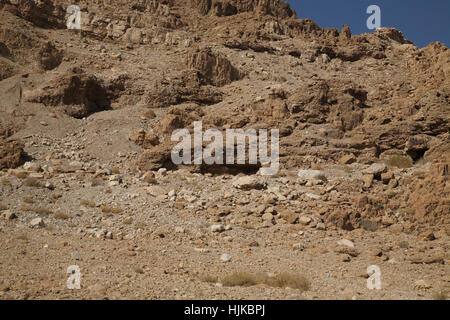 Qumran am Toten Meer, eine Loch auf der rechten Seite die Höhle 11, wo der Tempel Scroll und Teile von 24 anderen Schriftrollen gefunden wurden. Qumran, Israel. Stockfoto