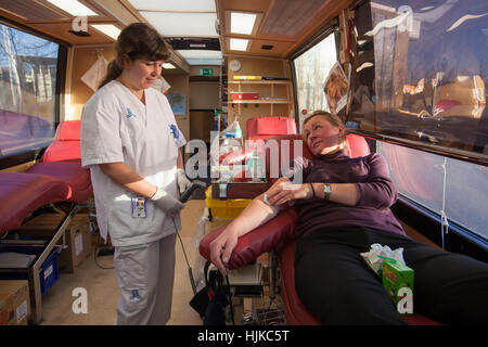 Blutspender Blut Bus besuchen, Blut zu spenden. Stockfoto