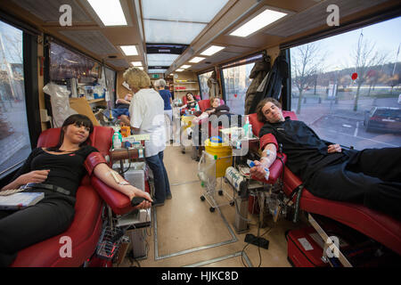 Blutspender Blut Bus besuchen, Blut zu spenden. Stockfoto