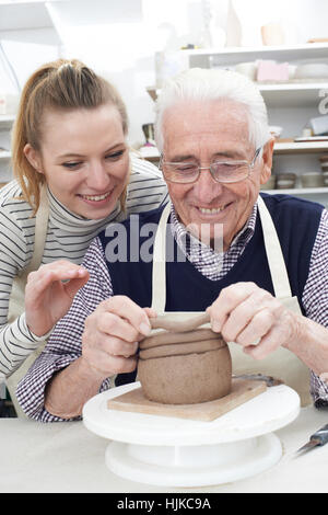 Senior woman mit Lehrer In Keramik-Klasse Stockfoto