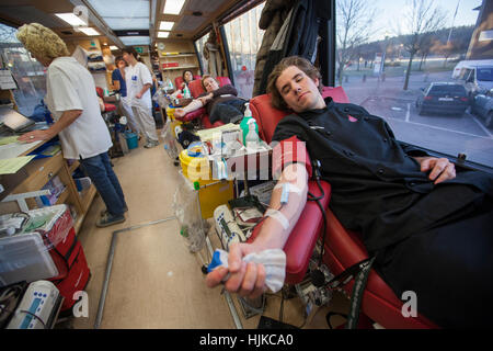 Blutspender Blut Bus besuchen, Blut zu spenden. Stockfoto