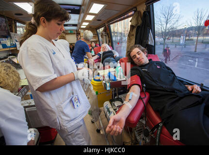 Blutspender Blut Bus besuchen, Blut zu spenden. Stockfoto