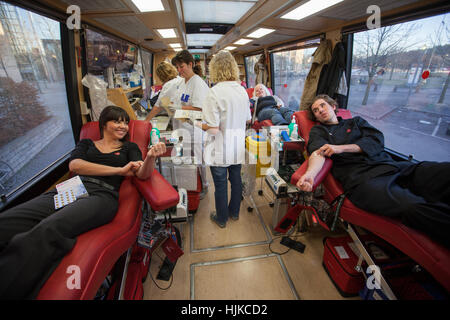 Blutspender Blut Bus besuchen, Blut zu spenden. Stockfoto