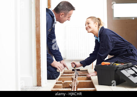Klempner und weiblichen Lehrling Einbau Zentralheizung Stockfoto