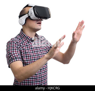 Mann in der virtuellen Realität durch eine VR-Kopfhörer. isoliert auf weißem Hintergrund Stockfoto
