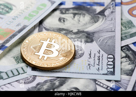 Bitcoin-Goldmünze hautnah auf einem US-Dollar Stockfoto