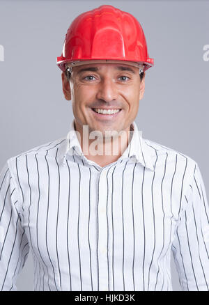 Porträt von lächelnden Ingenieur Bau Helm zu tragen Stockfoto