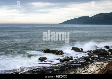 Wasser-Wellen plantschen im Meer Felsen. Stockfoto