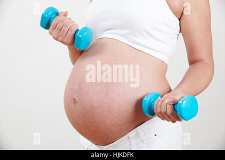 Nahaufnahme von schwangeren Training mit Gewichten Stockfoto