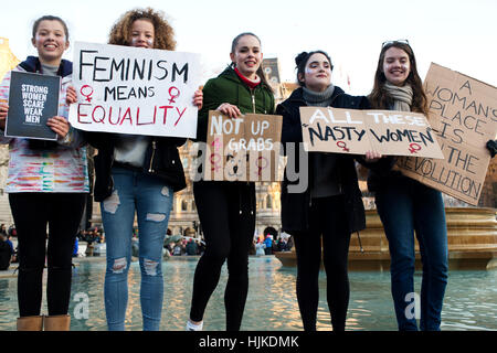 Frauen Anti-Trump März. Eine Gruppe junger Frauen aus Süd-London posieren mit ihren Plakaten auf dem Trafalgar Square. Stockfoto