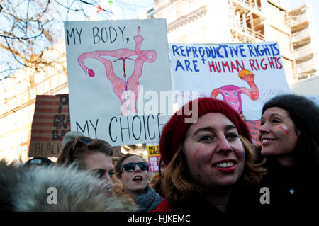 Frauen Anti-Trump März, ein Plakat mit einer Zeichnung der weiblichen Genitalien geben die Finger und die Worte "Mein Körper, meine Wahl". Stockfoto