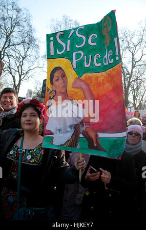 Anti-Trump Frauen März A Latina Frau hält einen Plakat-Spruch "Ja, wir auf Spanisch (Si Se Puede können). Stockfoto