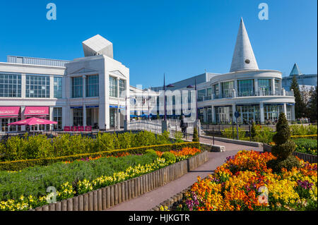 Der Eingang zum Bluewater Shopping centre in Kent. an einem sonnigen Tag. Stockfoto