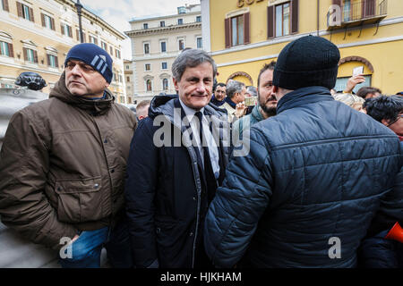 Rom, Italien. 24. Januar 2017. Gianni Alemanno (C), Mitglied der italienischen Abgeordnetenkammer ankommt, wie Hunderte von Straßenhändlern an einer Kundgebung vor der italienischen Abgeordnetenkammer, Protest gegen die so genannte Bolkestein-Richtlinie in Rom teilnehmen. Die Bolkestein-Richtlinie vom niederländischen ehemaliger EU Binnenmarkt Binnenmarktkommissar Frits Bolkestein, ist ein EU-Gesetz zur Errichtung eines Binnenmarktes für Dienstleistungen innerhalb der Europäischen Union. Bildnachweis: Giuseppe Ciccia/Pacific Press/Alamy Live-Nachrichten Stockfoto