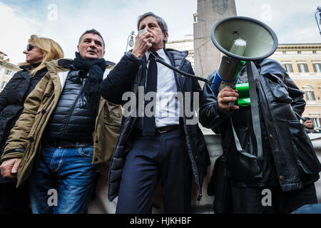 Rom, Italien. 24. Januar 2017. Gianni Alemanno (C), Mitglied des italienischen Abgeordnetenhauses spricht, wie Hunderte von Straßenhändlern an einer Kundgebung vor der italienischen Abgeordnetenkammer, Protest gegen die so genannte Bolkestein-Richtlinie in Rom teilnehmen. Die Bolkestein-Richtlinie vom niederländischen ehemaliger EU Binnenmarkt Binnenmarktkommissar Frits Bolkestein, ist ein EU-Gesetz zur Errichtung eines Binnenmarktes für Dienstleistungen innerhalb der Europäischen Union. Bildnachweis: Giuseppe Ciccia/Pacific Press/Alamy Live-Nachrichten Stockfoto