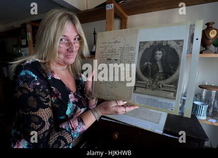 Christine Tarr hält eine Signatur des Duke of Buckingham, war mehr als 1.000 Unterschriften von berühmten historischen Persönlichkeiten aus den letzten fünf Jahrhunderten, gesammelt von John Evans vor seinem Tod im Alter von 90 im Jahr 2007 von Campbells Auktionatoren in Worthing, West Sussex versteigert. Stockfoto