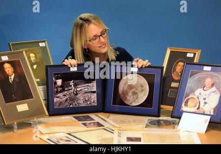 Laura Sykes hält Bilder mit den Unterschriften von Buzz Aldrin (links) und Neil Armstrong (rechts) die waren zum Teil mehr als 1.000 Unterschriften von berühmten historischen Persönlichkeiten aus den letzten fünf Jahrhunderten, gesammelt von John Evans vor seinem Tod im Alter von 90 im Jahr 2007 von Campbells Auktionatoren in Worthing, West Sussex versteigert. Stockfoto