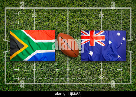 Südafrika vs. Australien Flaggen auf grüne Rugby-Feld Stockfoto