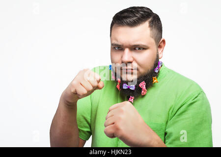 Porträt des Mannes mit Haar-Clips auf den Bart in Boxen stehen auf weißem Hintergrund Stockfoto