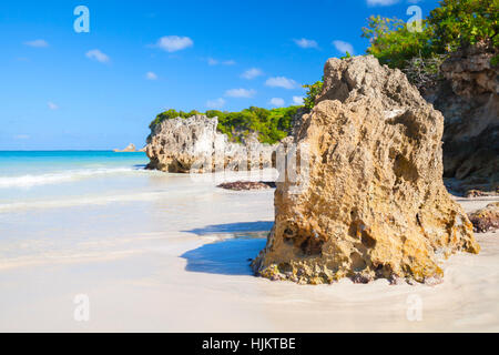Küstenfelsen auf Macao Beach, beliebten touristischen Ferienort der Dominikanischen Republik, Hispaniola Insel Stockfoto