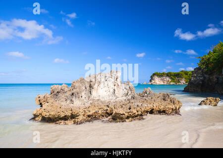 Felsen auf Macao Beach, Küstenlandschaft der Insel Hispaniola Dominikanische Republik Stockfoto