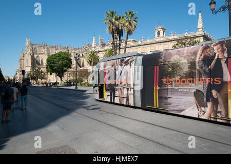 Straßenbahn auf der Avenue De La Constitucion, Sevilla, Andalusien, Andalucia, Spanien Stockfoto
