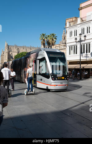 Straßenbahn auf der Avenue De La Constitucion, Sevilla, Andalusien, Andalucia, Spanien Stockfoto