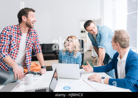 Schöne positive Kollegen zusammen arbeiten Stockfoto