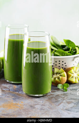 Grüner Saft in hohe Gläser Stockfoto