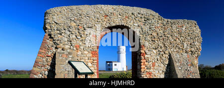 Frühling, alte Hunstanton Leuchtturm und die Überreste der St Edmund Kapelle, Norfolk, England, UK Stockfoto