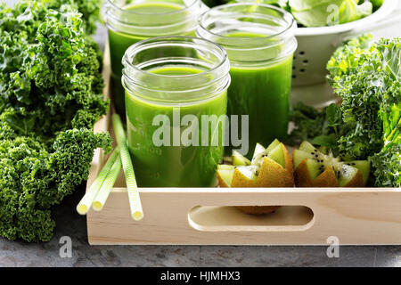 Grüner Saft in Einweckgläser Stockfoto